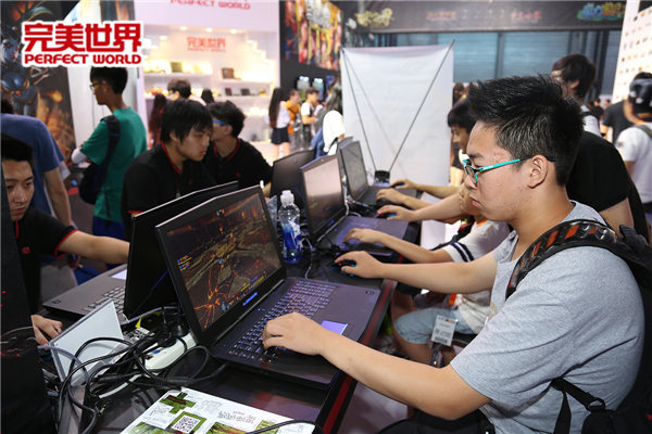 图片: 图六、试玩区玩家专心致志体验完美世界旗下游戏.JPG