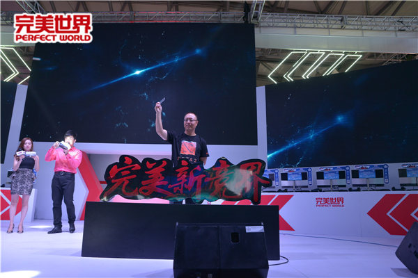 图片: 图三、完美世界CEO萧泓博士拿到启动仪式钥匙.jpg