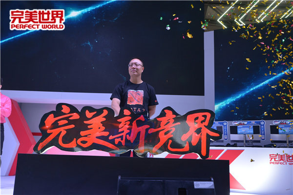 图片: 图四、完美世界CEO萧泓博士按下启动按钮.jpg