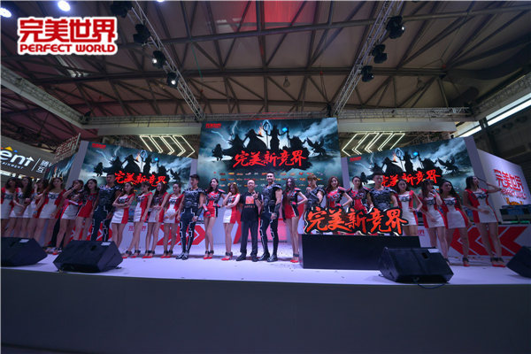 图片: 图五、完美展台大合影吸引人气.jpg